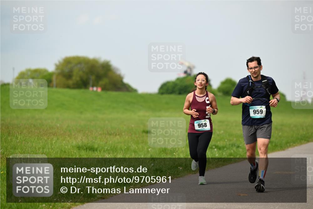 10.05.2026 - 8. Wedeler Halbmarathon Dr. Thomas Lammeyer http://msf.ph/oto/9705961 10.05.2026 11:56:40 Laufen 958, 959 meine-sportfotos.de