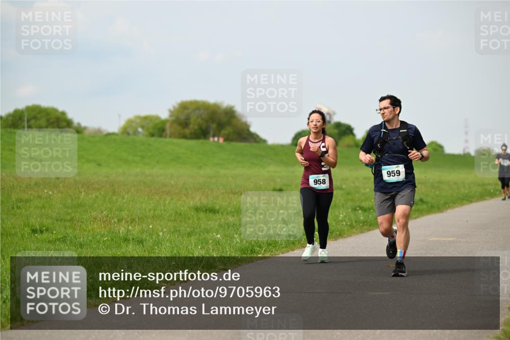 10.05.2026 - 8. Wedeler Halbmarathon Dr. Thomas Lammeyer http://msf.ph/oto/9705963 10.05.2026 11:56:41 Laufen 959, 958 meine-sportfotos.de