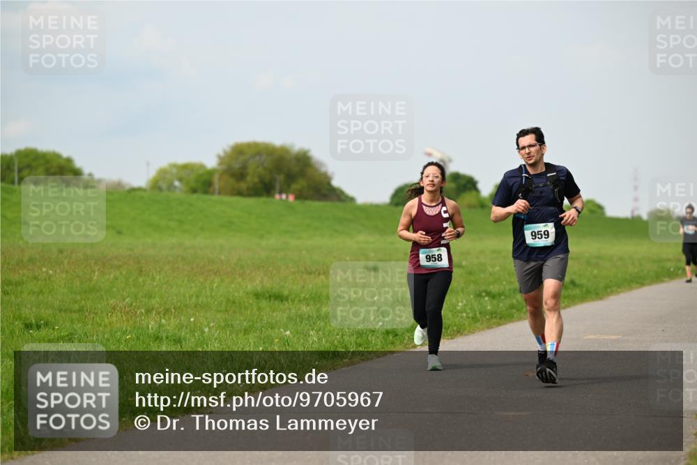 10.05.2026 - 8. Wedeler Halbmarathon Dr. Thomas Lammeyer http://msf.ph/oto/9705967 10.05.2026 11:56:41 Laufen 958, 959 meine-sportfotos.de