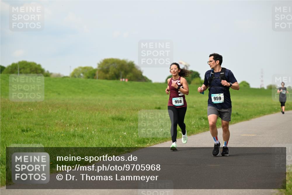 10.05.2026 - 8. Wedeler Halbmarathon Dr. Thomas Lammeyer http://msf.ph/oto/9705968 10.05.2026 11:56:41 Laufen 958, 959 meine-sportfotos.de