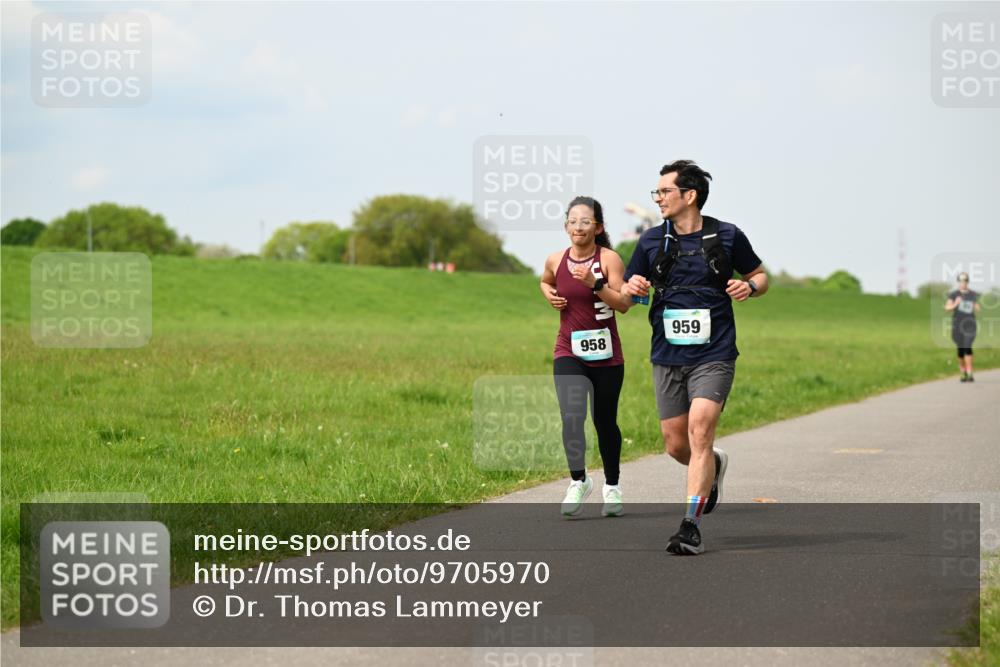 10.05.2026 - 8. Wedeler Halbmarathon Dr. Thomas Lammeyer http://msf.ph/oto/9705970 10.05.2026 11:56:42 Laufen 958, 959 meine-sportfotos.de