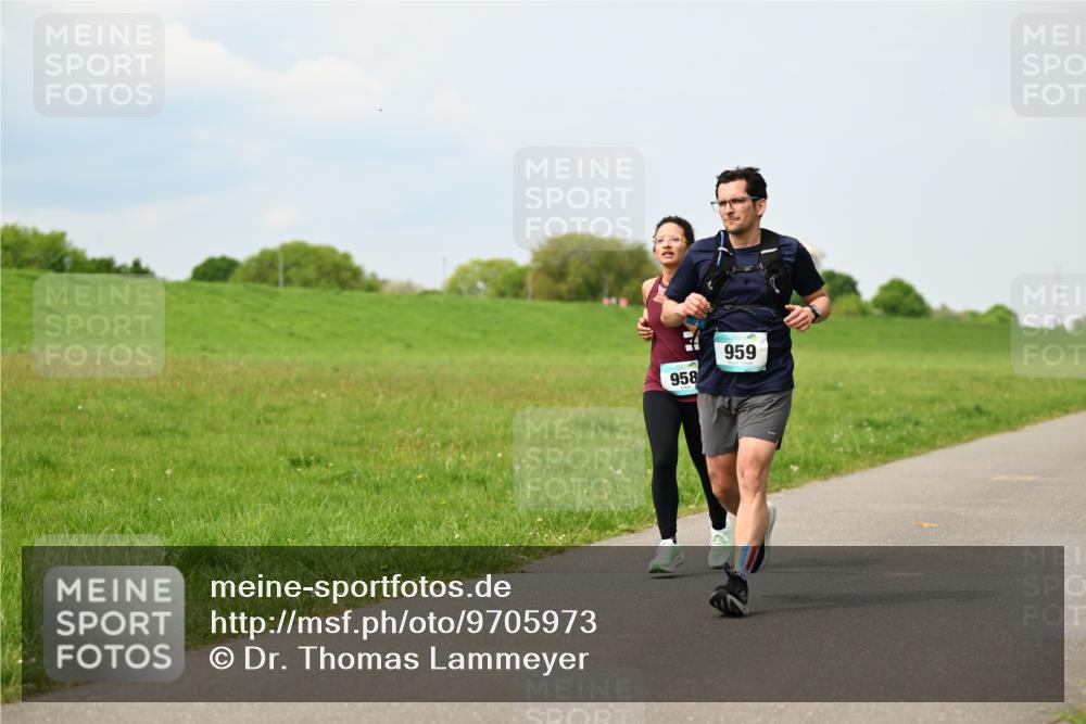10.05.2026 - 8. Wedeler Halbmarathon Dr. Thomas Lammeyer http://msf.ph/oto/9705973 10.05.2026 11:56:43 Laufen 958, 959 meine-sportfotos.de