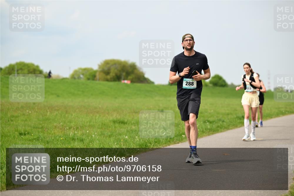 10.05.2026 - 8. Wedeler Halbmarathon Dr. Thomas Lammeyer http://msf.ph/oto/9706158 10.05.2026 11:57:31 Laufen 288, 483 meine-sportfotos.de