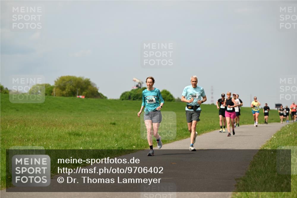10.05.2026 - 8. Wedeler Halbmarathon Dr. Thomas Lammeyer http://msf.ph/oto/9706402 10.05.2026 11:57:50 Laufen 398, 399 meine-sportfotos.de