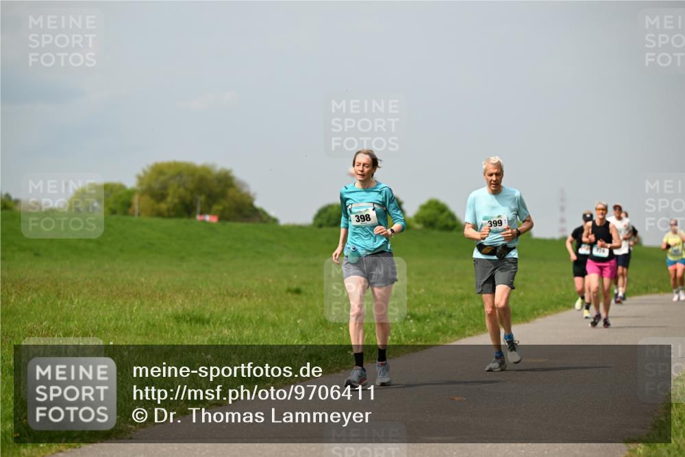 10.05.2026 - 8. Wedeler Halbmarathon Dr. Thomas Lammeyer http://msf.ph/oto/9706411 10.05.2026 11:57:51 Laufen 398, 399 meine-sportfotos.de
