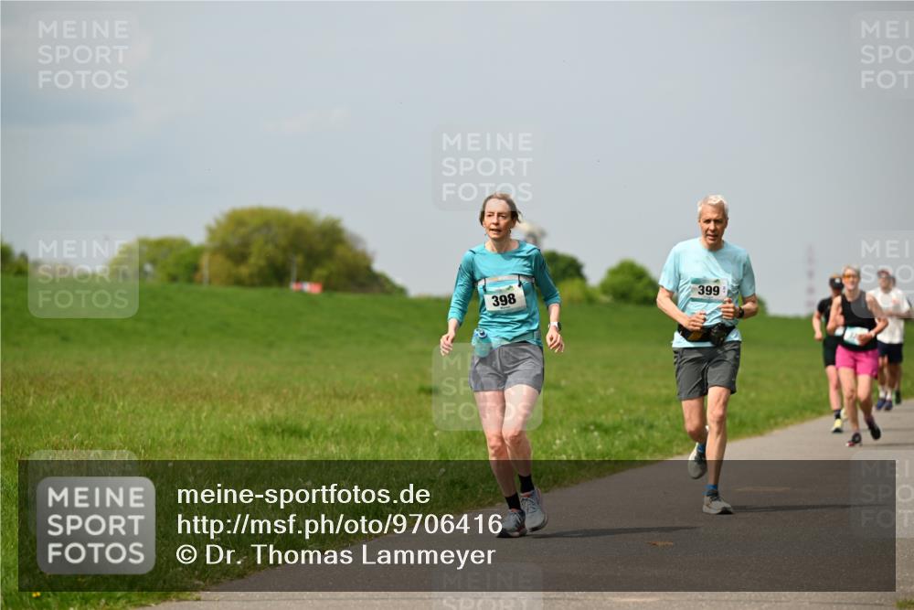 10.05.2026 - 8. Wedeler Halbmarathon Dr. Thomas Lammeyer http://msf.ph/oto/9706416 10.05.2026 11:57:51 Laufen 398, 399 meine-sportfotos.de