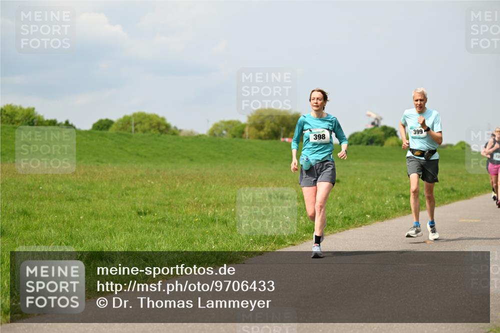 10.05.2026 - 8. Wedeler Halbmarathon Dr. Thomas Lammeyer http://msf.ph/oto/9706433 10.05.2026 11:57:52 Laufen 399, 398 meine-sportfotos.de