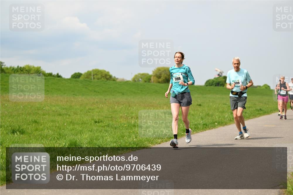 10.05.2026 - 8. Wedeler Halbmarathon Dr. Thomas Lammeyer http://msf.ph/oto/9706439 10.05.2026 11:57:52 Laufen 398, 399 meine-sportfotos.de