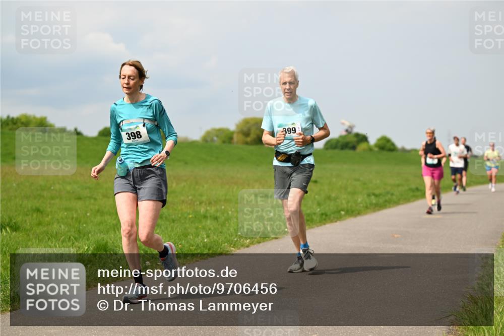 10.05.2026 - 8. Wedeler Halbmarathon Dr. Thomas Lammeyer http://msf.ph/oto/9706456 10.05.2026 11:57:54 Laufen 398, 399 meine-sportfotos.de