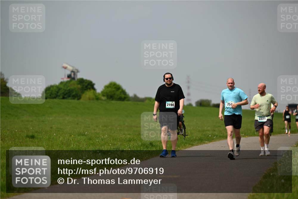 10.05.2026 - 8. Wedeler Halbmarathon Dr. Thomas Lammeyer http://msf.ph/oto/9706919 10.05.2026 11:58:34 Laufen 2194, 254, 2221 meine-sportfotos.de
