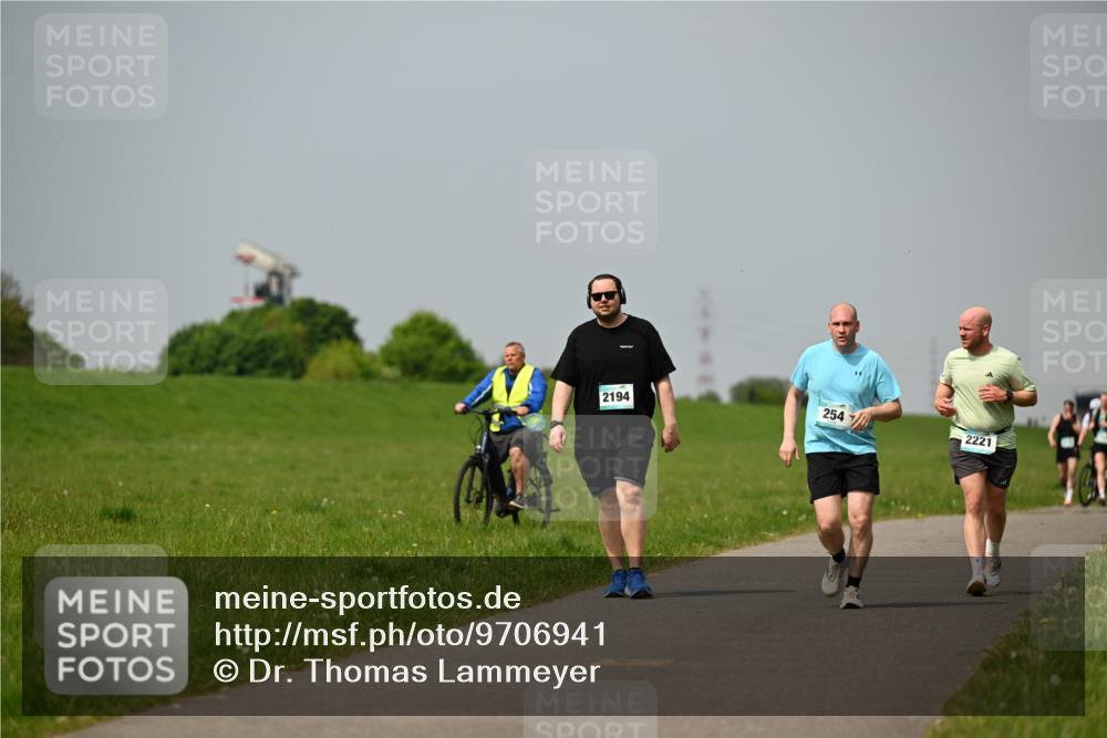 10.05.2026 - 8. Wedeler Halbmarathon Dr. Thomas Lammeyer http://msf.ph/oto/9706941 10.05.2026 11:58:35 Laufen 2194, 254, 2221 meine-sportfotos.de