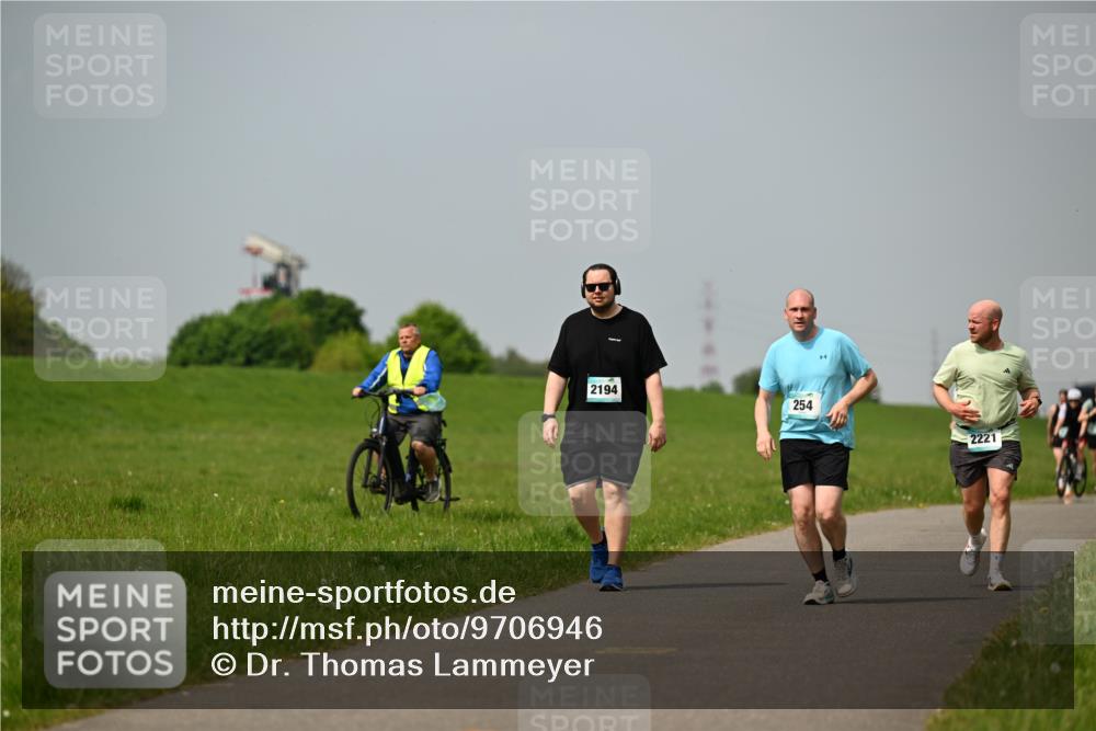 10.05.2026 - 8. Wedeler Halbmarathon Dr. Thomas Lammeyer http://msf.ph/oto/9706946 10.05.2026 11:58:35 Laufen 2194, 254, 2221 meine-sportfotos.de