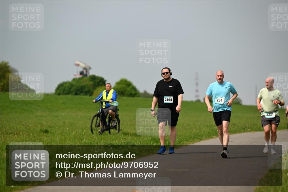 10.05.2026 - 8. Wedeler Halbmarathon Dr. Thomas Lammeyer http://msf.ph/oto/9706952 10.05.2026 11:58:35 Laufen 2194, 254, 2221 meine-sportfotos.de