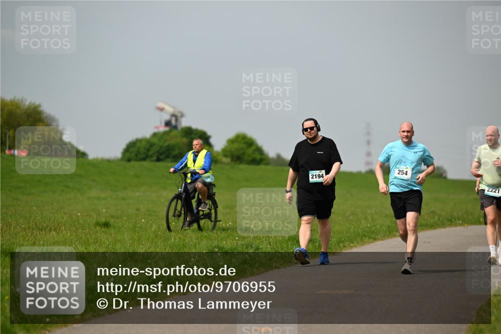 10.05.2026 - 8. Wedeler Halbmarathon Dr. Thomas Lammeyer http://msf.ph/oto/9706955 10.05.2026 11:58:35 Laufen 2194, 254, 2221 meine-sportfotos.de