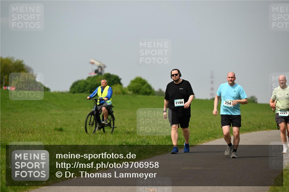 10.05.2026 - 8. Wedeler Halbmarathon Dr. Thomas Lammeyer http://msf.ph/oto/9706958 10.05.2026 11:58:36 Laufen 2194, 254, 2221 meine-sportfotos.de