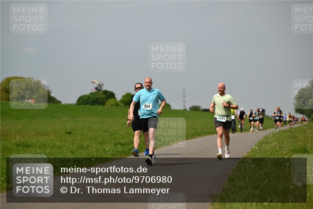 10.05.2026 - 8. Wedeler Halbmarathon Dr. Thomas Lammeyer http://msf.ph/oto/9706980 10.05.2026 11:58:38 Laufen 254, 2221 meine-sportfotos.de