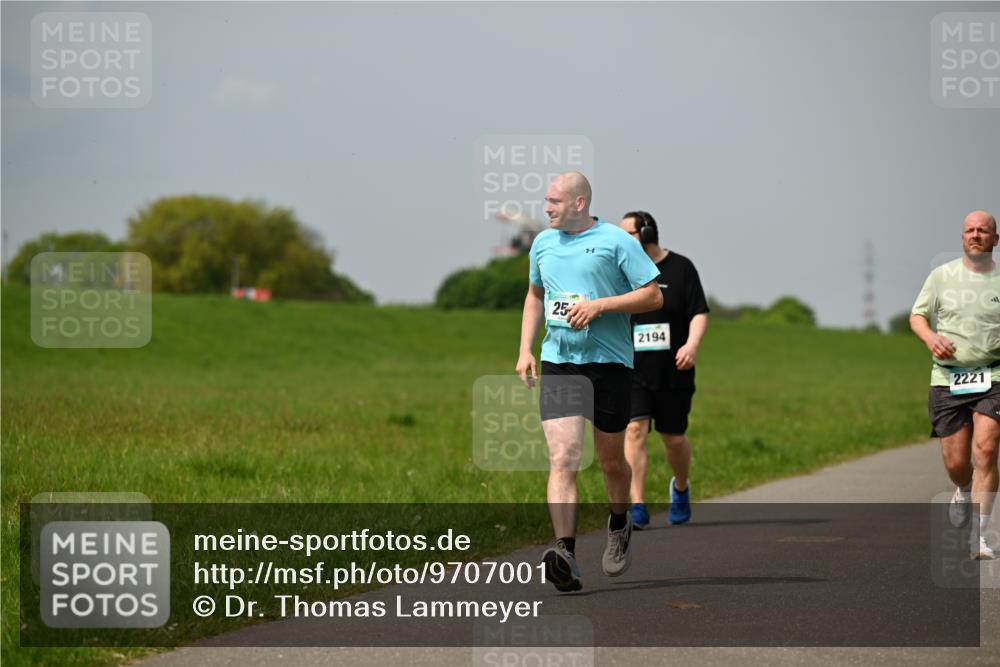 10.05.2026 - 8. Wedeler Halbmarathon Dr. Thomas Lammeyer http://msf.ph/oto/9707001 10.05.2026 11:58:39 Laufen 2194, 2221 meine-sportfotos.de