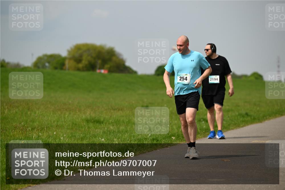 10.05.2026 - 8. Wedeler Halbmarathon Dr. Thomas Lammeyer http://msf.ph/oto/9707007 10.05.2026 11:58:39 Laufen 254, 2194 meine-sportfotos.de