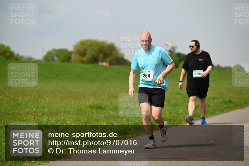 10.05.2026 - 8. Wedeler Halbmarathon Dr. Thomas Lammeyer http://msf.ph/oto/9707016 10.05.2026 11:58:40 Laufen 254, 2194 meine-sportfotos.de
