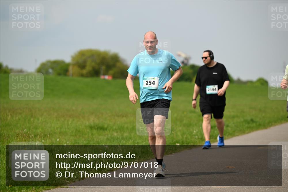 10.05.2026 - 8. Wedeler Halbmarathon Dr. Thomas Lammeyer http://msf.ph/oto/9707018 10.05.2026 11:58:40 Laufen 254, 2194 meine-sportfotos.de