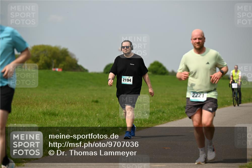 10.05.2026 - 8. Wedeler Halbmarathon Dr. Thomas Lammeyer http://msf.ph/oto/9707036 10.05.2026 11:58:41 Laufen 2194, 2221 meine-sportfotos.de