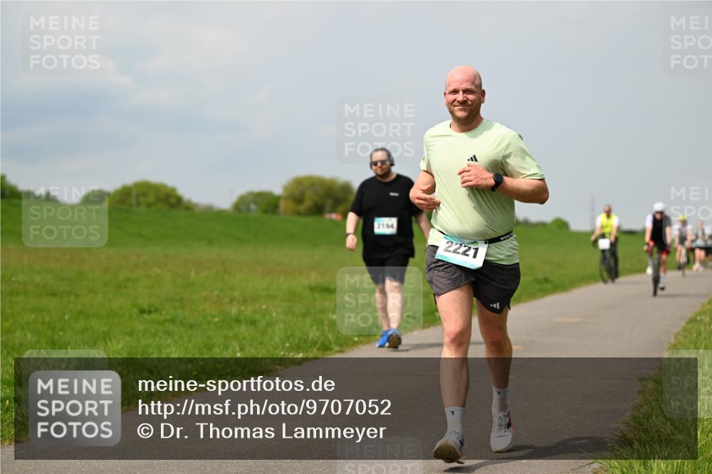 10.05.2026 - 8. Wedeler Halbmarathon Dr. Thomas Lammeyer http://msf.ph/oto/9707052 10.05.2026 11:58:43 Laufen 2154, 2221 meine-sportfotos.de