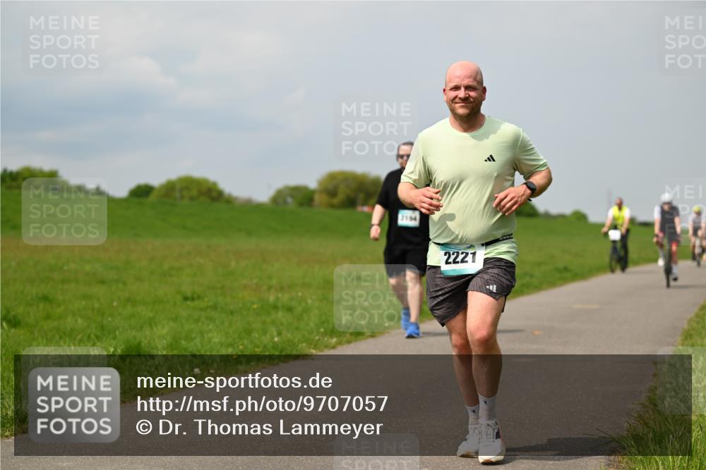 10.05.2026 - 8. Wedeler Halbmarathon Dr. Thomas Lammeyer http://msf.ph/oto/9707057 10.05.2026 11:58:44 Laufen 2154, 2221 meine-sportfotos.de