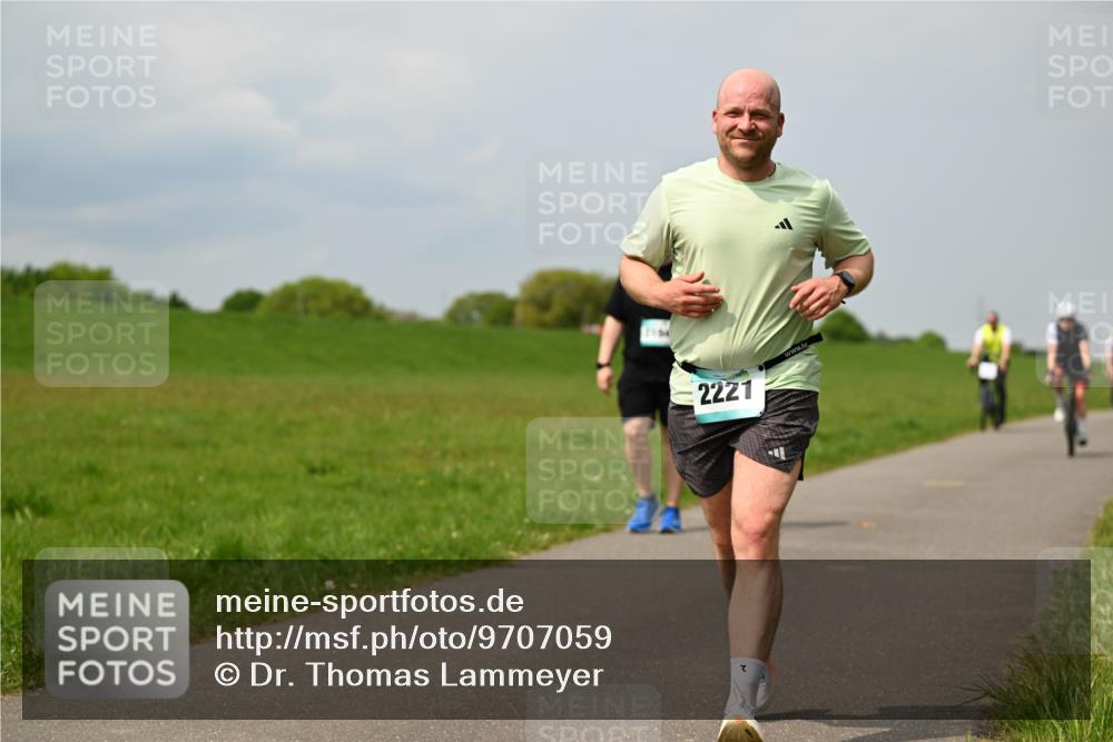 10.05.2026 - 8. Wedeler Halbmarathon Dr. Thomas Lammeyer http://msf.ph/oto/9707059 10.05.2026 11:58:44 Laufen 2221 meine-sportfotos.de