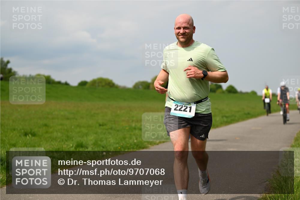10.05.2026 - 8. Wedeler Halbmarathon Dr. Thomas Lammeyer http://msf.ph/oto/9707068 10.05.2026 11:58:44 Laufen 2221 meine-sportfotos.de