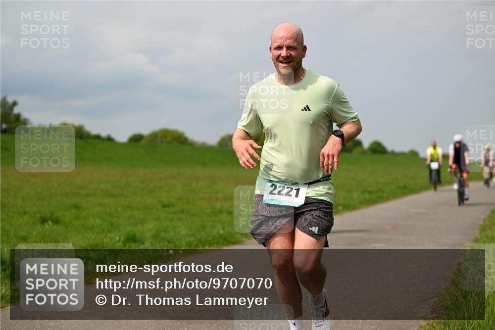10.05.2026 - 8. Wedeler Halbmarathon Dr. Thomas Lammeyer http://msf.ph/oto/9707070 10.05.2026 11:58:44 Laufen 49123, 2221 meine-sportfotos.de