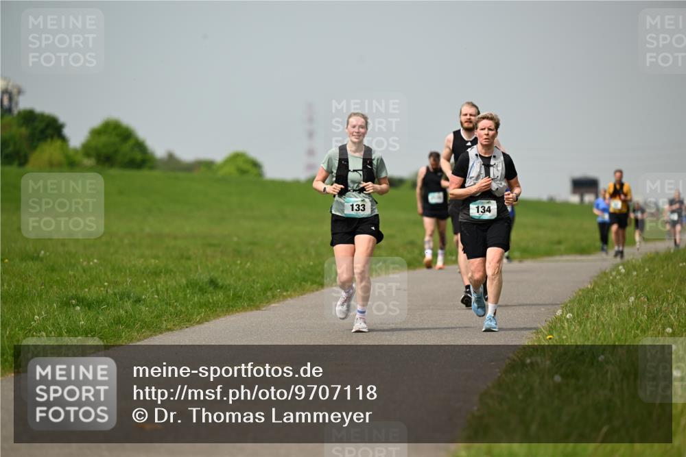 10.05.2026 - 8. Wedeler Halbmarathon Dr. Thomas Lammeyer http://msf.ph/oto/9707118 10.05.2026 11:58:55 Laufen 133, 134 meine-sportfotos.de