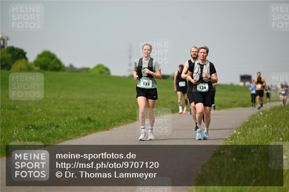 10.05.2026 - 8. Wedeler Halbmarathon Dr. Thomas Lammeyer http://msf.ph/oto/9707120 10.05.2026 11:58:55 Laufen 133, 134 meine-sportfotos.de