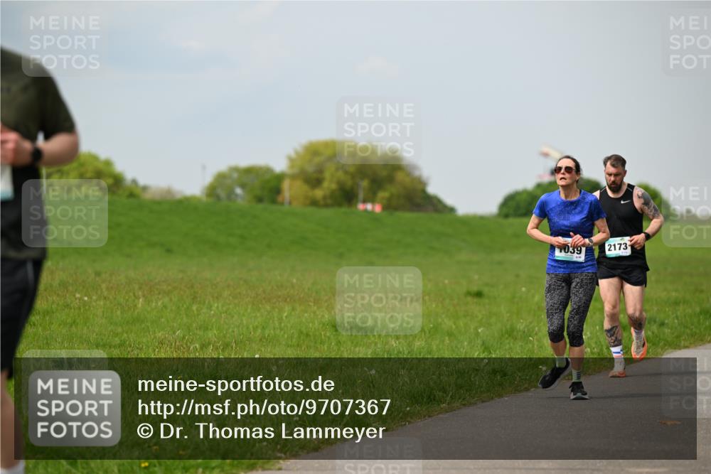 10.05.2026 - 8. Wedeler Halbmarathon Dr. Thomas Lammeyer http://msf.ph/oto/9707367 10.05.2026 11:59:12 Laufen 1039, 890, 2173 meine-sportfotos.de
