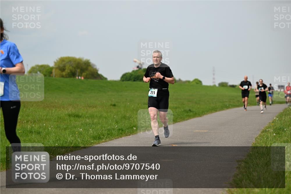 10.05.2026 - 8. Wedeler Halbmarathon Dr. Thomas Lammeyer http://msf.ph/oto/9707540 10.05.2026 11:59:30 Laufen 311 meine-sportfotos.de