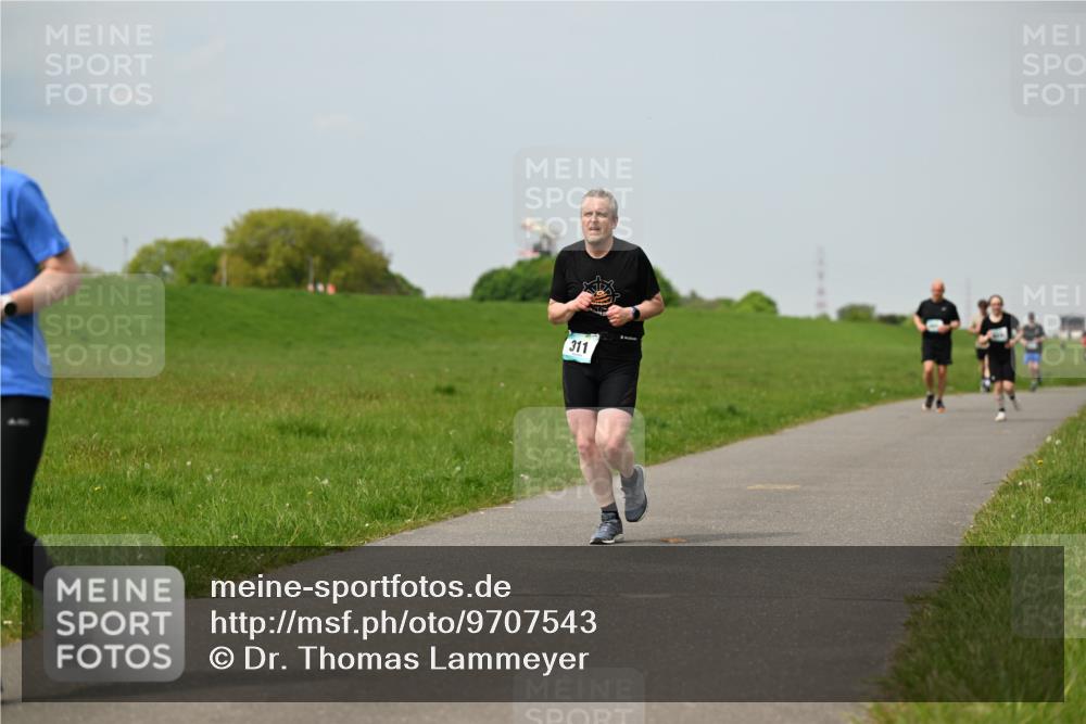 10.05.2026 - 8. Wedeler Halbmarathon Dr. Thomas Lammeyer http://msf.ph/oto/9707543 10.05.2026 11:59:30 Laufen 311 meine-sportfotos.de