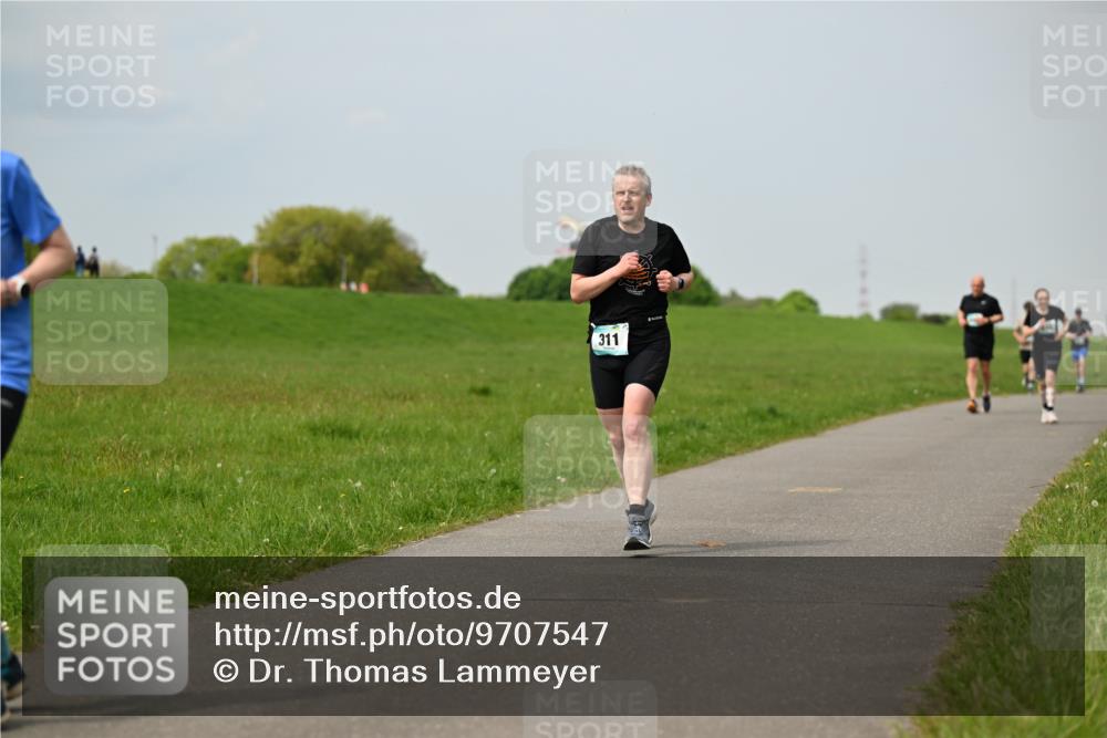 10.05.2026 - 8. Wedeler Halbmarathon Dr. Thomas Lammeyer http://msf.ph/oto/9707547 10.05.2026 11:59:30 Laufen 311 meine-sportfotos.de