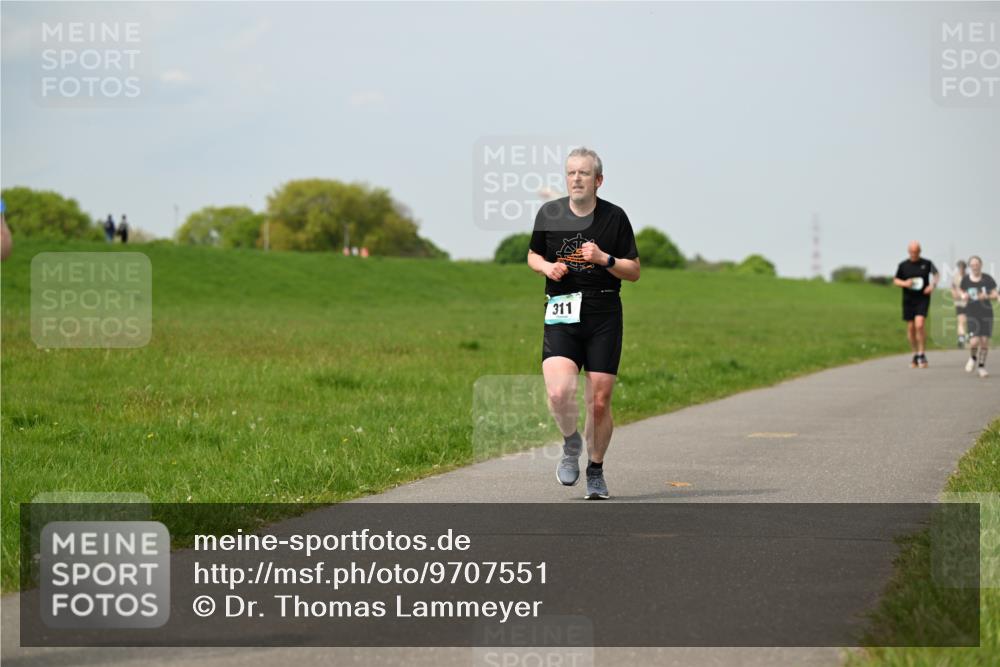 10.05.2026 - 8. Wedeler Halbmarathon Dr. Thomas Lammeyer http://msf.ph/oto/9707551 10.05.2026 11:59:30 Laufen 311 meine-sportfotos.de