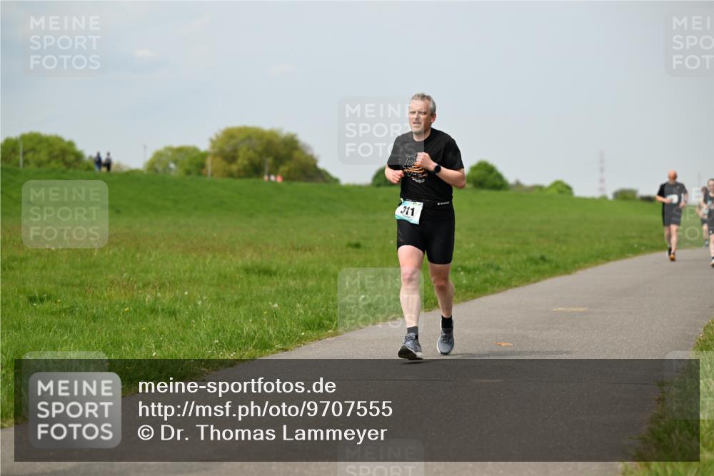 10.05.2026 - 8. Wedeler Halbmarathon Dr. Thomas Lammeyer http://msf.ph/oto/9707555 10.05.2026 11:59:31 Laufen 311 meine-sportfotos.de