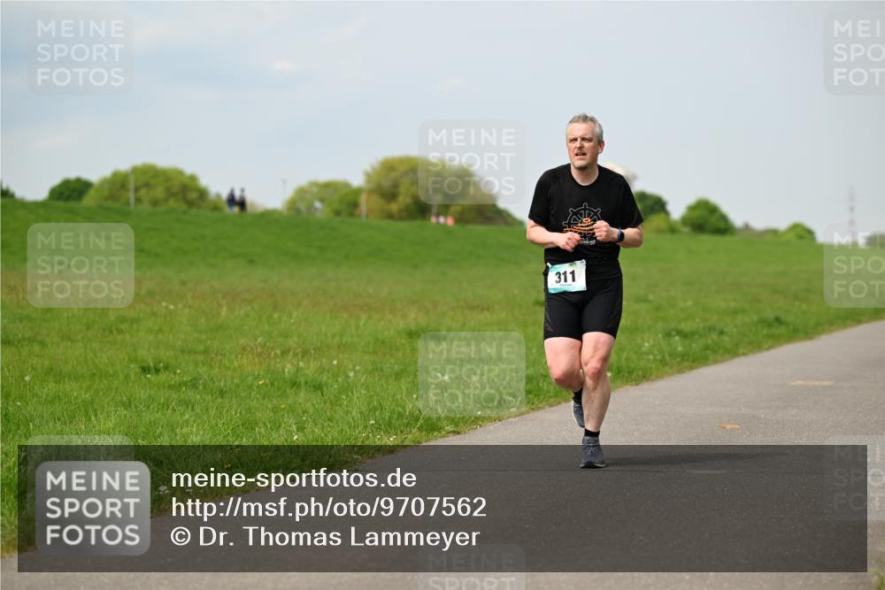 10.05.2026 - 8. Wedeler Halbmarathon Dr. Thomas Lammeyer http://msf.ph/oto/9707562 10.05.2026 11:59:31 Laufen 311 meine-sportfotos.de