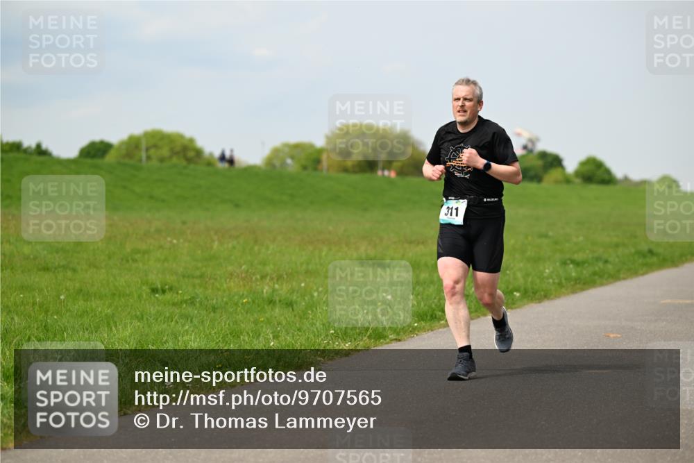 10.05.2026 - 8. Wedeler Halbmarathon Dr. Thomas Lammeyer http://msf.ph/oto/9707565 10.05.2026 11:59:31 Laufen 311 meine-sportfotos.de