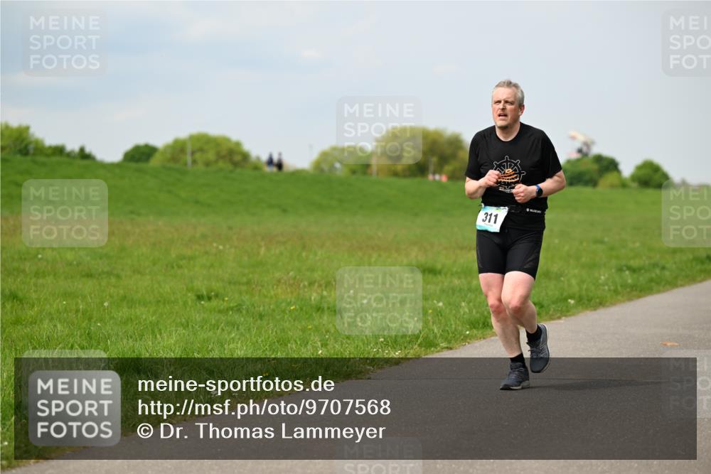 10.05.2026 - 8. Wedeler Halbmarathon Dr. Thomas Lammeyer http://msf.ph/oto/9707568 10.05.2026 11:59:32 Laufen 311 meine-sportfotos.de