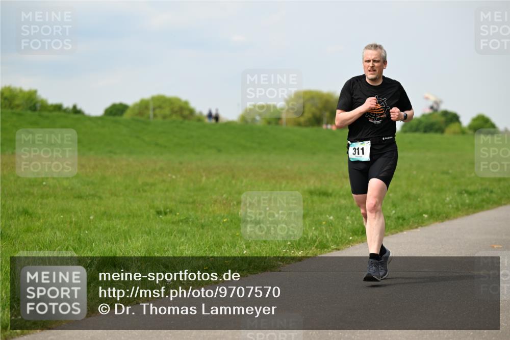 10.05.2026 - 8. Wedeler Halbmarathon Dr. Thomas Lammeyer http://msf.ph/oto/9707570 10.05.2026 11:59:32 Laufen 311 meine-sportfotos.de
