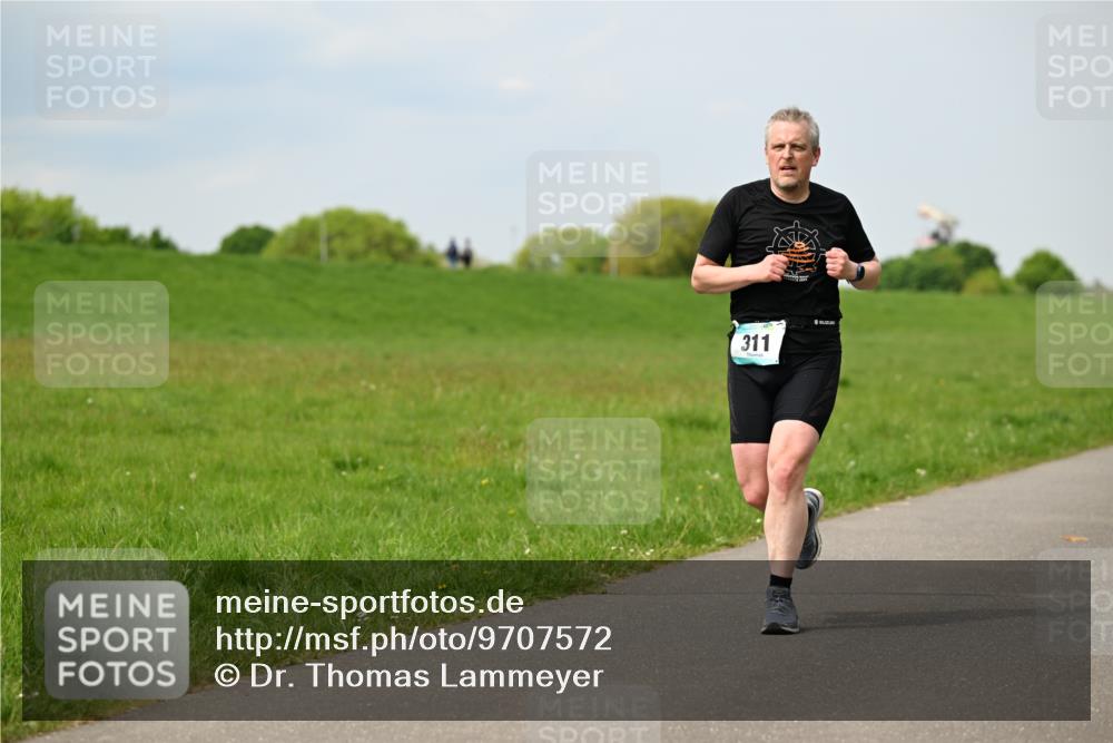 10.05.2026 - 8. Wedeler Halbmarathon Dr. Thomas Lammeyer http://msf.ph/oto/9707572 10.05.2026 11:59:32 Laufen 311 meine-sportfotos.de