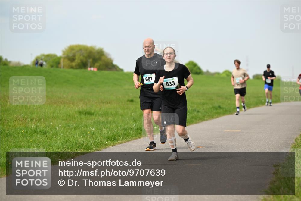 10.05.2026 - 8. Wedeler Halbmarathon Dr. Thomas Lammeyer http://msf.ph/oto/9707639 10.05.2026 11:59:41 Laufen 601, 833 meine-sportfotos.de