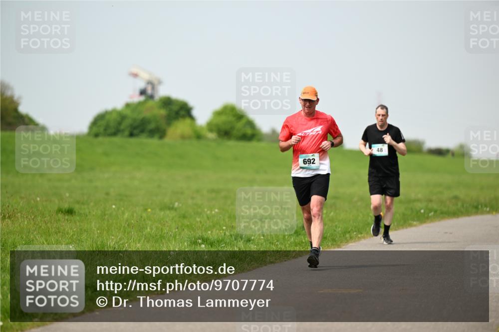10.05.2026 - 8. Wedeler Halbmarathon Dr. Thomas Lammeyer http://msf.ph/oto/9707774 10.05.2026 11:59:56 Laufen 692 meine-sportfotos.de