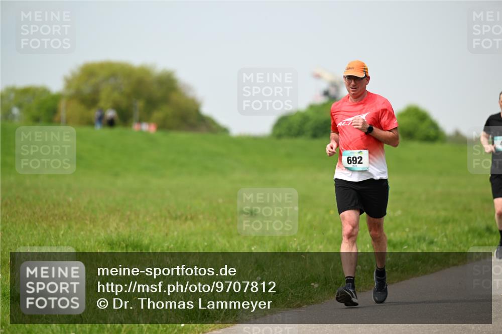 10.05.2026 - 8. Wedeler Halbmarathon Dr. Thomas Lammeyer http://msf.ph/oto/9707812 10.05.2026 11:59:59 Laufen 692 meine-sportfotos.de