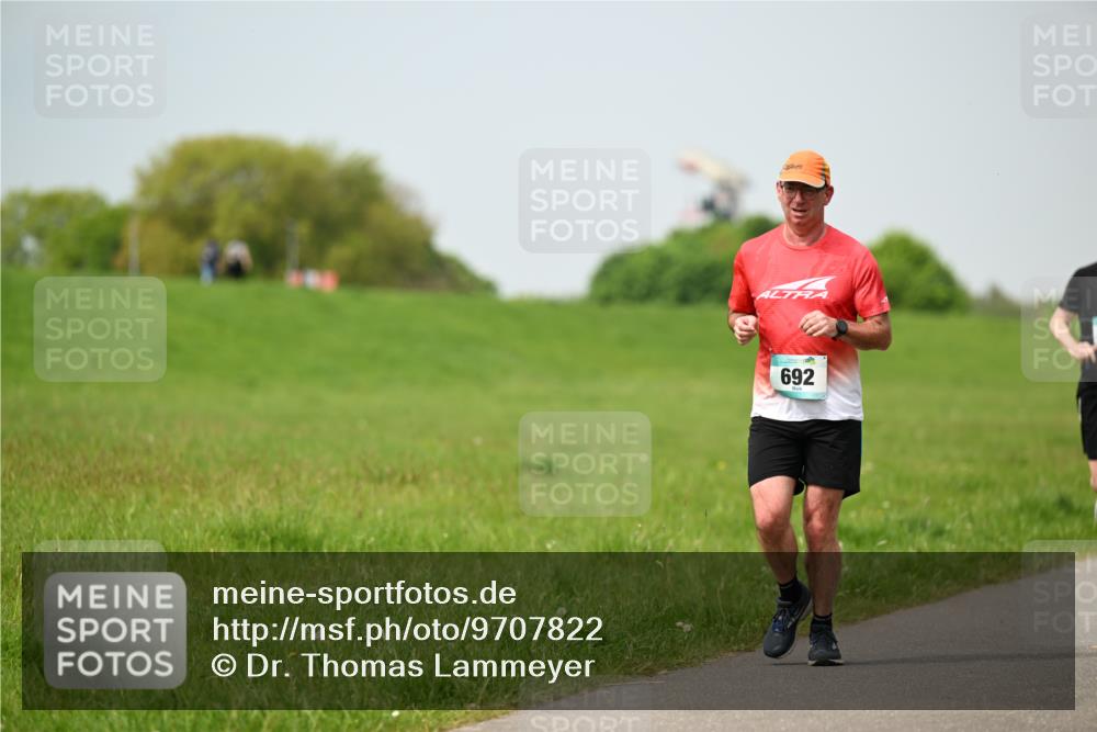10.05.2026 - 8. Wedeler Halbmarathon Dr. Thomas Lammeyer http://msf.ph/oto/9707822 10.05.2026 11:59:58 Laufen 692 meine-sportfotos.de