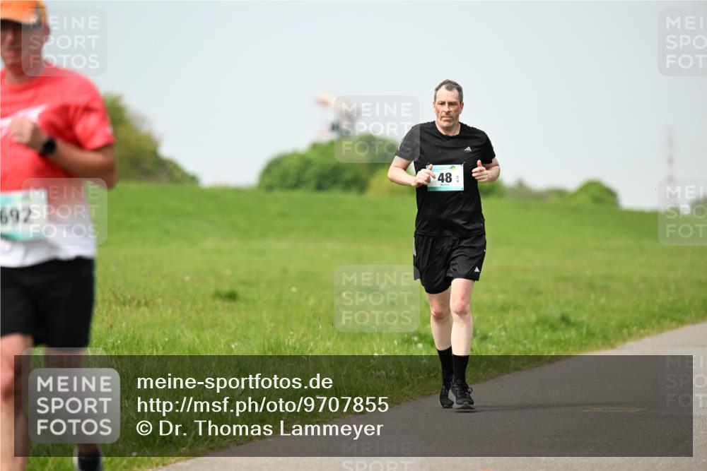 10.05.2026 - 8. Wedeler Halbmarathon Dr. Thomas Lammeyer http://msf.ph/oto/9707855 10.05.2026 12:00:01 Laufen 692 meine-sportfotos.de