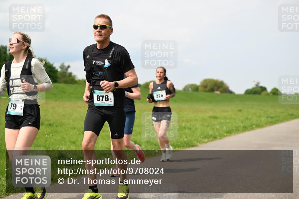 10.05.2026 - 8. Wedeler Halbmarathon Dr. Thomas Lammeyer http://msf.ph/oto/9708024 10.05.2026 12:00:20 Laufen 878, 226 meine-sportfotos.de