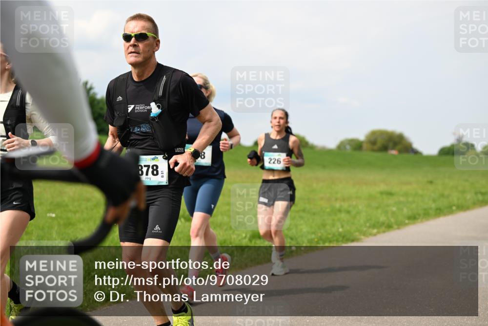 10.05.2026 - 8. Wedeler Halbmarathon Dr. Thomas Lammeyer http://msf.ph/oto/9708029 10.05.2026 12:00:21 Laufen 878, 226 meine-sportfotos.de